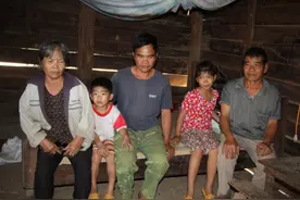 越南男子先天失明好不容易娶上媳妇，结果生下2娃后妻子就离世了图片