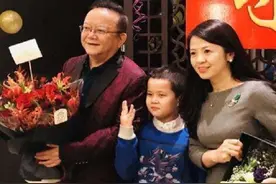 王刚娶小20岁娇妻，生下相差60岁的儿子，老来得子却并没想的美满图片