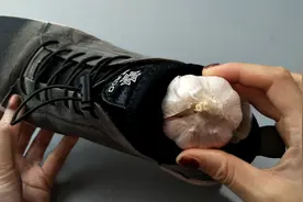 鞋子捂脚总是异味难闻？试试这个方法，鞋子不再臭视频封面