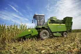 玉米联合收获机的维护和保养图片