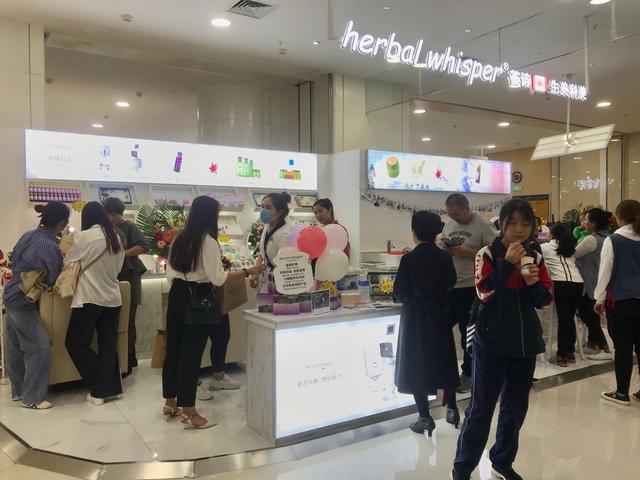 在欧莱雅隔壁抢生意，这些皮肤管理品牌把“后院”搬到了购百