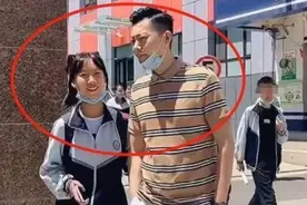 “最年轻爸爸”走红，接女儿放学被老师误认是男友，女儿：我亲爹图片