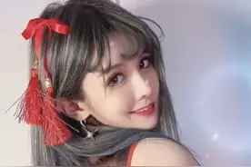 又一女主播火了，直播只穿紧身背心，好身材一览无余图片