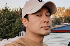 老戏骨张颂文拍戏太拼，为演瘸子在鞋底放尖石，只为增加痛感图片