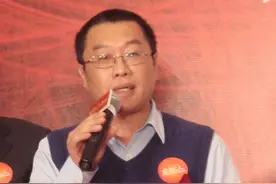 超级富豪去银行提额度，被工作人员讽刺1亿够吗？行长哭昏在路上图片