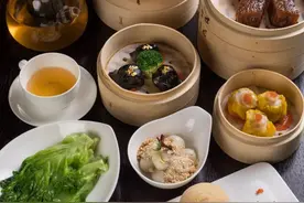 叹五星级早茶！连虾饺都镶金的图片