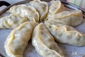 韭菜鸡蛋馅儿蒸饺好吃有诀窍，记住“1烫3不放”，蒸饺鲜香好吃图片