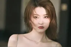 乔欣太美了，穿吊带裙坐在椅子上拍照，翘二郎腿女人味爆棚图片