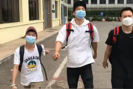 全红婵真胖了！解封后被两位冠军哥哥带回广东，走出六亲不认步伐图片
