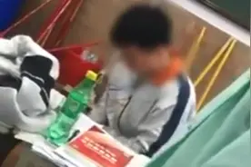 打学生砸手机？高三老师2次掌掴学生扇飞其眼镜，官方回应来了！图片