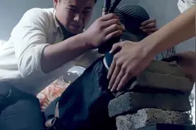 汉奸让二壮坐老虎凳，都垫四块砖了，也没把人家嘴给撬开视频封面