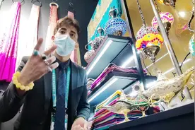 在进博会遇到两个阿拉丁，一个卖“神灯”一个卖“神毯”图片