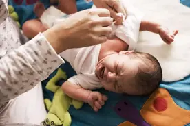 为什么小宝宝见到某些人会突然大哭？不是迷信，宝妈要知道原因图片