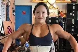 140斤韩国健身美女，拥有一身壮硕肌肉，网友：女人脸男人身图片