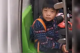 小男孩坐地铁走红，幽默动作逗笑路人，网友：姐姐等你长大图片