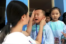 一个哭带动一批哭，人类幼崽初上幼儿园，老师已“生无可恋”图片