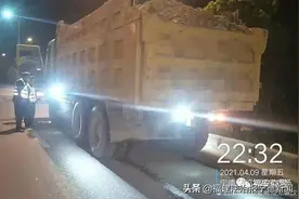 大货车装“腰灯”，交警严查图片
