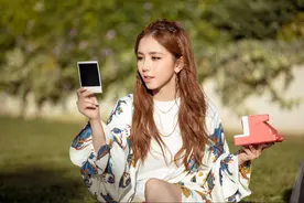 邓紫棋终于在线，恨天高搭出大长腿，这次终于不是一米五了图片