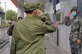 七旬老兵送孙女上军校 门口这幕让人瞬间泪目图片