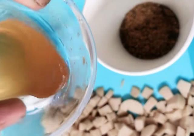 火腿肠也能钓鱼吗？用白酒、红糖、氨基酸水泡制后，有效果