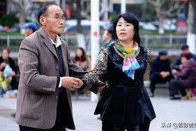 55岁阿姨怒斥广场舞大爷老不正经，大爷：少自作多情，我是老实人图片