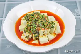 豆腐怎样做才好吃？试试和香椿叶搭配，软嫩鲜香，别有一番风味图片
