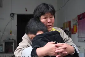 戴奥特曼面具卖樱桃男孩：最大的愿望是能把面具底下的疤痕祛除图片