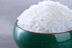 保存大米，别再放生姜花椒了，试试这1招，大米不长虫，存放久图片