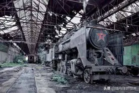 俄罗斯小伙野外探险，无意发现废弃仓库，靠近一看吓得直接报警图片