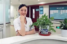 济南90后护士为患者涂护手霜被赞“手护天使”，获阿里正能量5000元奖励图片