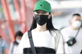 傅菁现身机场，一袭打扮清新自然绿帽子很醒目，美得让人喜欢图片