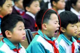 上课睡觉也分等级？小学生VS初中生VS高中生，大学生：都是渣渣图片
