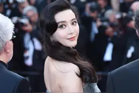 范冰冰在国外真胆大！身穿“透视”抹胸裙，转过身都能看到臀图片