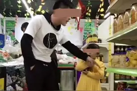 “机智爸爸”当众撒娇打滚，孩子：快起来，咱不买了，旁人哈哈哈图片