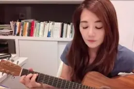 梁静茹与前夫庆儿子毕业，跪地为父子俩拍照，细节显示其大度心态图片
