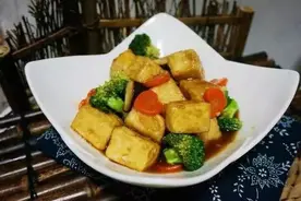 美食菜谱：焦溜豆腐、酱爆香鲍菇、南瓜奶油浓汤、三丁鸡蛋饼图片