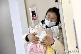 小夫妻为生育求医问药，女儿出生7个月突患12种疾病，两人崩溃图片