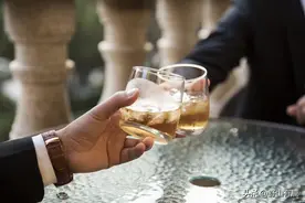 原来，沾染烟酒的男人和不沾染烟酒的男人，生活差别真的很大图片