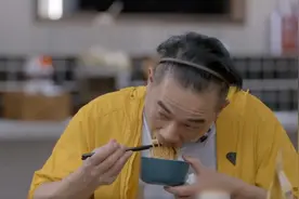 尹正深夜煮面，陈小春大口吃，张晋“卖弄”文化：还是离子烫好吃图片
