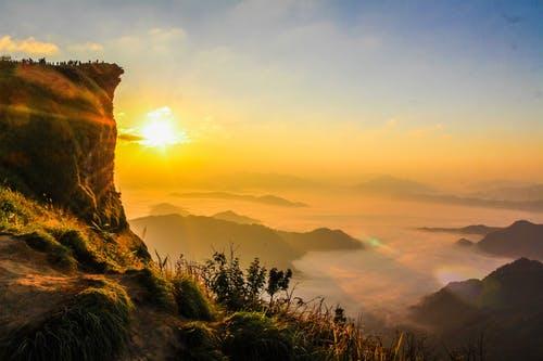 海到天边天做岸，山登绝顶我为峰；大气之人，必是大富大贵之人