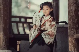 六岁小女孩打扮成“江南女子”，拍下最萌版《烟雨江南》图片