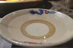 山东大伯早上5点出摊卖早酒，熟猪头肉15元一斤，不为赚钱就是玩图片