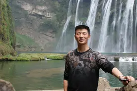 36岁男人给70岁大妈当住家保姆，男人：工资一万五也不干了，委屈图片