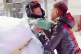 妈见打系列！父亲把2岁儿子当抹布给车扫雪……图片