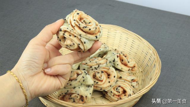 面点师分享花卷简单做法，不放葱花不放盐，轻轻一压就成型