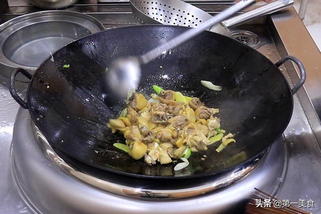 炖鸡汤时，先焯水还是直接炖？教你正确方法，鸡汤鲜嫩好喝没腥味