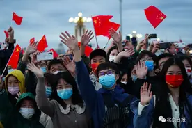 天安门广场上响起热烈欢呼！图片