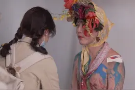 90后男星脱衣供粉丝画画！赤身裸体内裤破大洞，被疑有抑郁图片