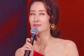 被“红色高跟鞋”困住了？阴阳怪气，翻白眼，刘敏涛演技又被嘲图片