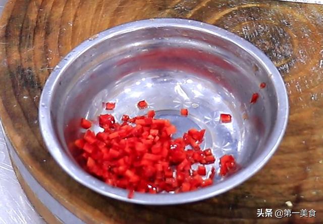 苦瓜炒鸡蛋，想要苦瓜不苦，鸡蛋鲜嫩滑口，厨师长告诉你窍门